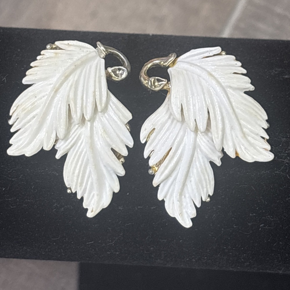 Vintage Lisner Earrings Thermoset Gold Tone White Leaves Clip Ons